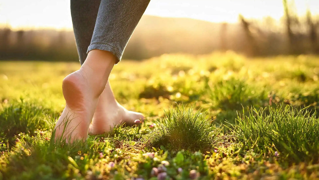  Tipps für gepflegte Füße im Frühling: Peeling, Feuchtigkeitspflege und Barfußübungen für gesunde und frische Füße zur Sandalen-Saison.
