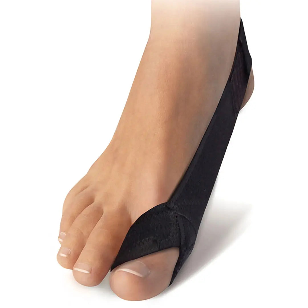 FußGut Hallux Korrektur Schlaufe in Schwarz – eleganter Schutz für den Großzeh, getragen am Fuß.
