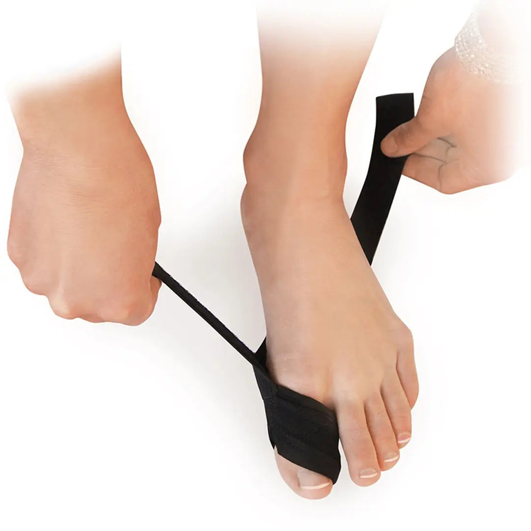 Anwendungsbild: FußGut Hallux Korrektur Schlaufe in Schwarz wird am Fuß angelegt – optimale Zehenkorrektur.
