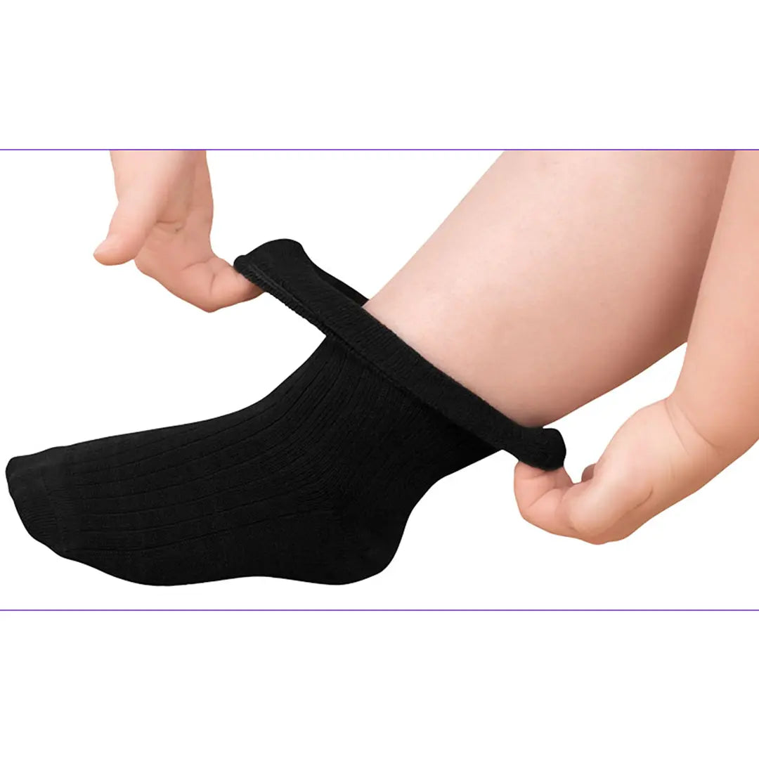 Anprobe der FußGut BIG Sensitiv Socken in Schwarz – dehnbare und druckfreie Socken für empfindliche Füße.