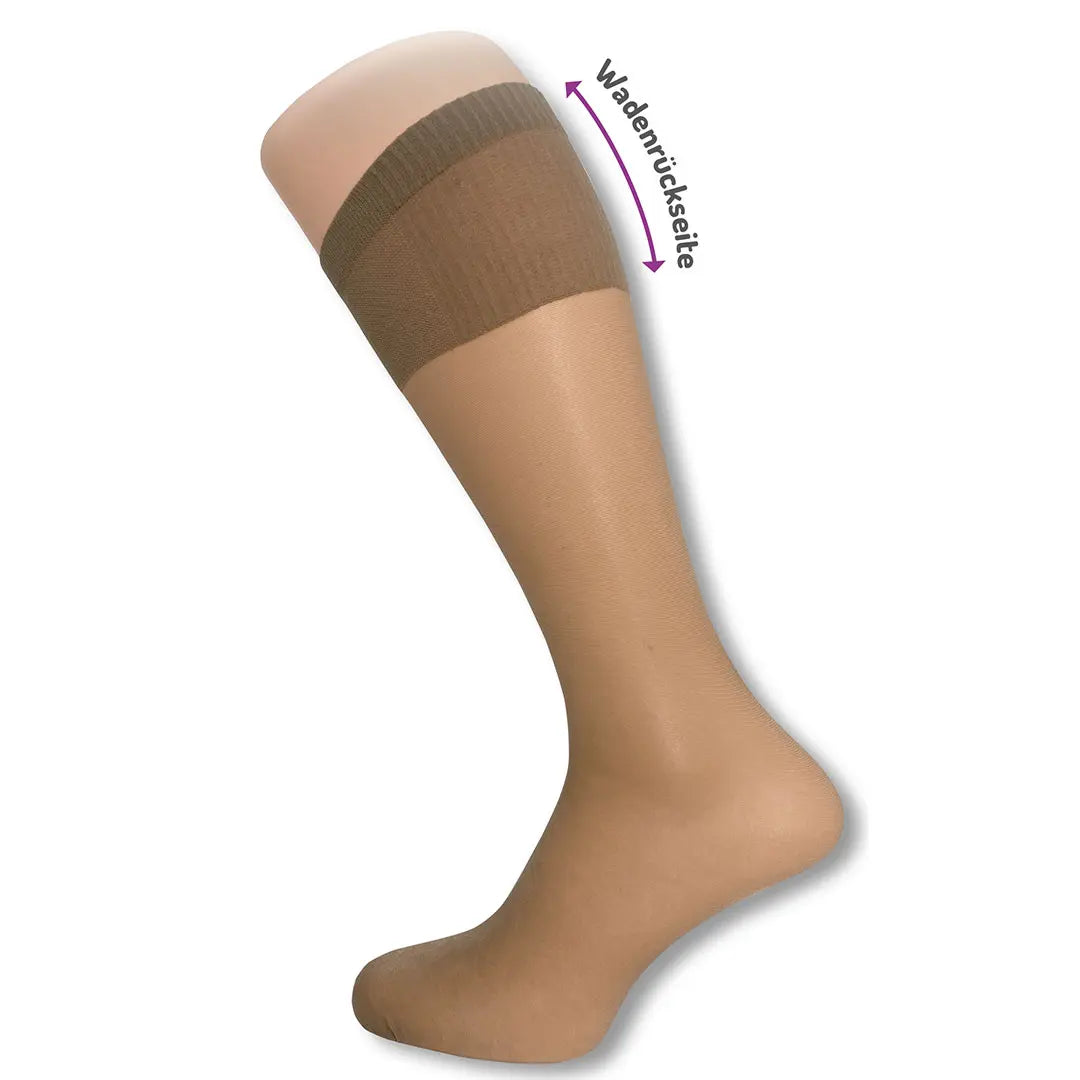 Rückansicht der Janastyle BIG Feinkniestrümpfe in Beige – extra weiter Bund für optimalen Halt ohne Druckstellen.