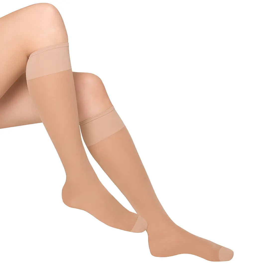 Janastyle Fresh Travel Stützkniestrümpfe in Beige – leichte Kompression für optimale Durchblutung auf Reisen und im Alltag.