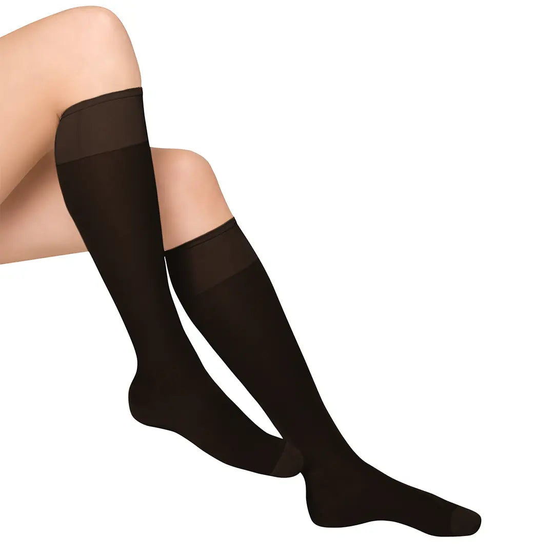 Janastyle Fresh Travel Stützkniestrümpfe in Schwarz – bequeme Kompressionsstrümpfe für lange Reisen und den täglichen Komfort.