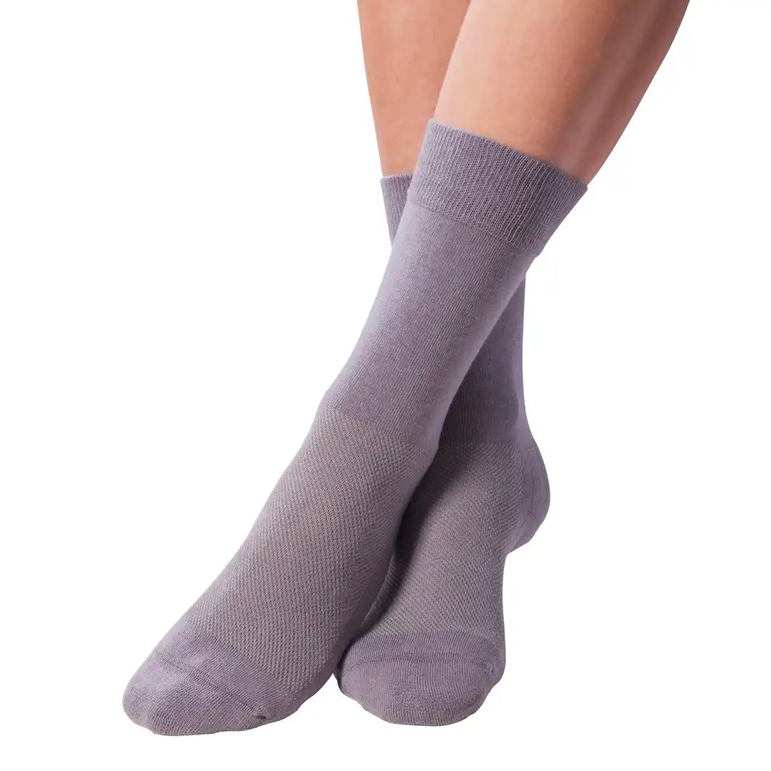FußGut Venenfreund Sensitiv Socken in Grau – angezogen am Fuß