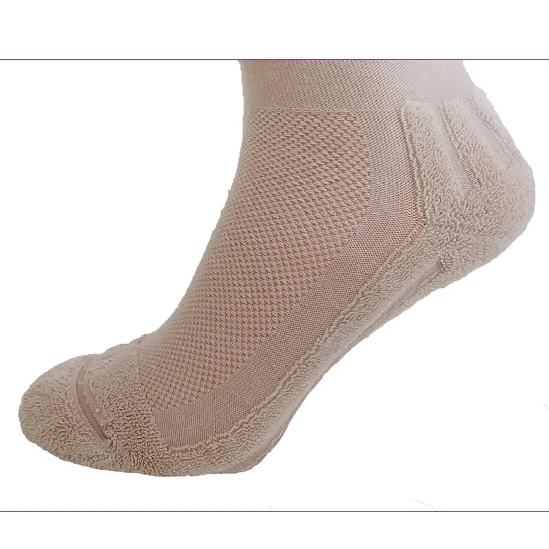 Weiche, venenfreundliche Kniestrümpfe von FußGut in Beige, auf links gedreht für Detailansicht.