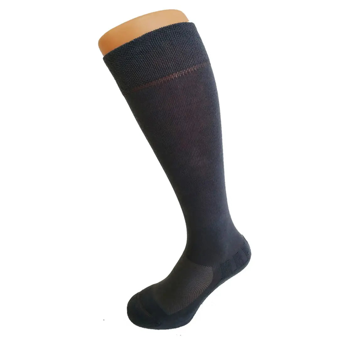FußGut Sensitiv Kniestrümpfe in Schwarz, vollständig angezogen, zeigen die perfekte Passform.